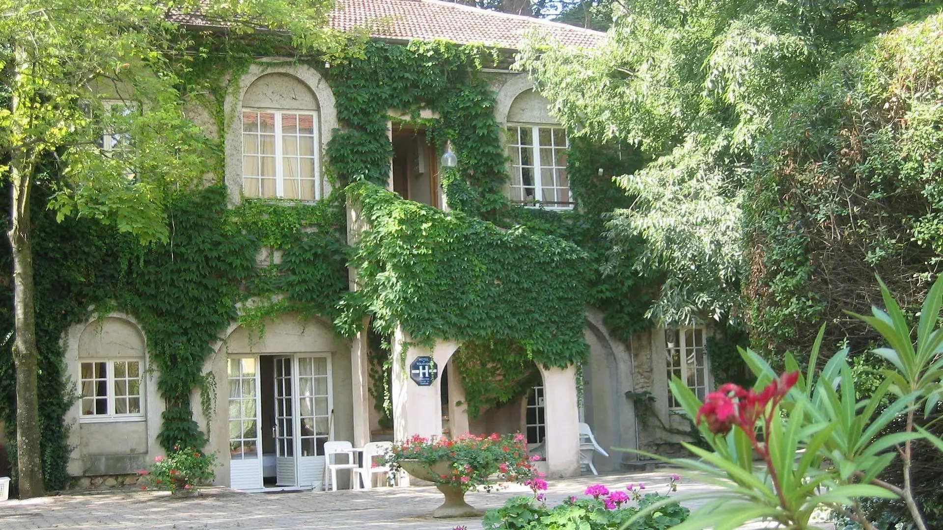 Hotel Le Cedre De Soyons 4*,